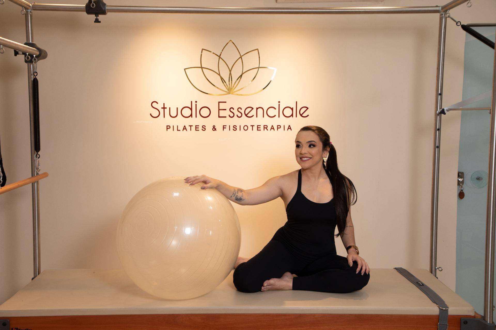 Exercício de Pilates no Studio Essenciale
